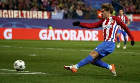 Striker Atletico Madrid, Antoine Griezmann saat mencetak gol ke gawang PSV Eindhoven pada laga Liga Champions, di Vicente Calderon, Kamis (24/11) dini hari WIB. Atletico menang 2-0.