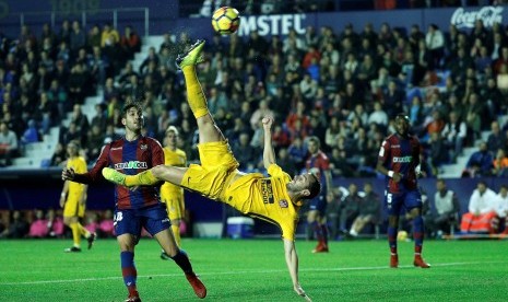 Striker Atletico Madrid asal Prancis Antoine Griezmann (kiri) bersama kompatriotnya Kevin Gameiro (kanan) dan Koke merayakan gol ke gawang Levante pada lanjutan La Liga di Stadion Ciutat de Valencia, Valencia, Spanyol, Ahad (26/11) dini hari WIB. 