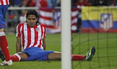 Striker Atletico Madrid, Falcao, terduduk lesu setelah gagal mencetak gol ke gawang Mallorca.