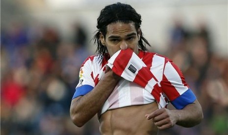 Striker Atletico Madrid, Radamel Falcao, mengusap hidungnya saat menghadapi tuan rumah Getafe dalam laga La Liga Spanyol di Colisseum Alfonso Perez, Getafe, Ahad (7/4). 