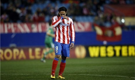 Striker Atletico Madrid, Radamel Falcao, tertunduk lesu usai menghadapi Rubin Kazan di laga Liga Europa di Madrid pada Kamis (14/2). 