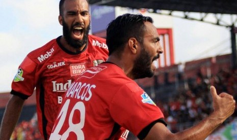 Striker Bali United Marcos Flores merayakan gol ke gawang Semen Padang FC, pada laga Liga 1 di stadion I Wayan Dipta, Bali, Kamis (4/5). Bali United unggul 1-0 pada babak pertama.