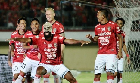 Striker Bali United, Sylvano Comvalius (bertopeng) merayakan gol ke gawang Sriwijaya FC pada laga Liga 1 di Stadion I Wayan Dipta, Bali, Senin (30/10). Bali United menang 3-2 pada laga ini.