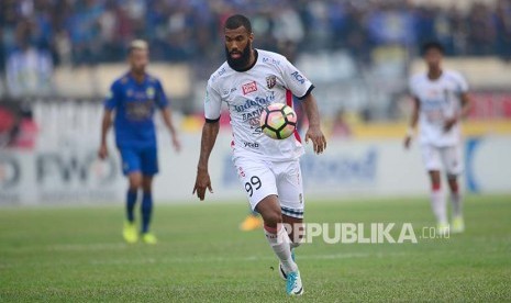 Striker Bali United Sylvano Comvalius.