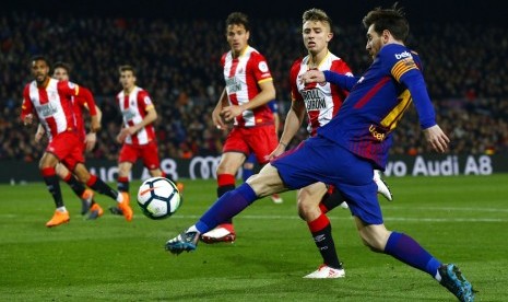 Striker Barca, Lionel Messi (kanan) pada laga La Liga lawan Girona di Camp Nou, Ahad (25/2) dini hari WIB. Barca menang 6-1 pada laga ini.