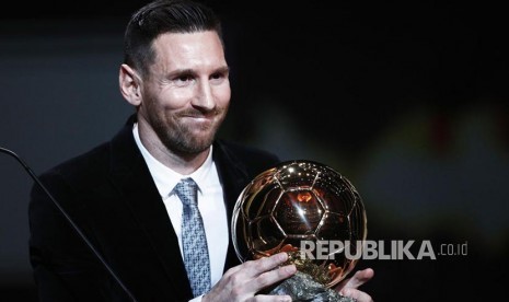 Striker Barcelona FC Lionel Messi, saat menerima Ballon d'Or 2019.