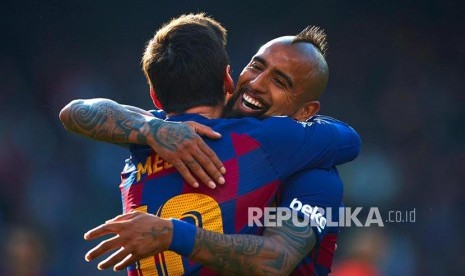 Striker Barcelona Lionel Messi dan Arturo Vidal (kanan) merayakan gol pertama mereka ke gawang Eibar pada laga La Liga antara Barcelona melawan SD Eibar di Camp Nou, Barcelona, Spanyol, Sabtu (22/2) malam. Barcelona menang 5-0.