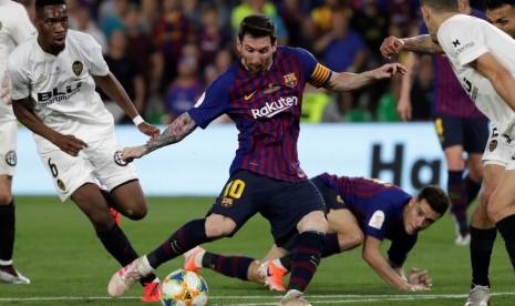 Striker Barcelona Lionel Messi dikepung para pemain Valencia dalam laga final Copa del Rey 2019, Ahad (26/5) dini hari WIB. Dalam laga itu Valencia keluar sebagai juara setelah menekuk Barcelona 2-1.