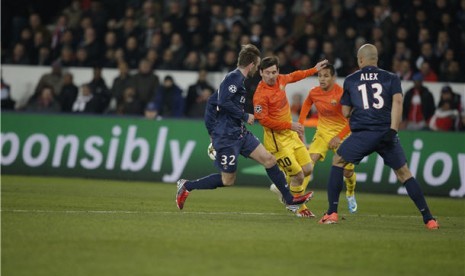 Striker Barcelona, Lionel Messi (dua kiri), berebut bola dengan pemain Paris Saint Germain di leg pertama babak perempat final Liga Champions di Paris pada Selasa (2/4). 