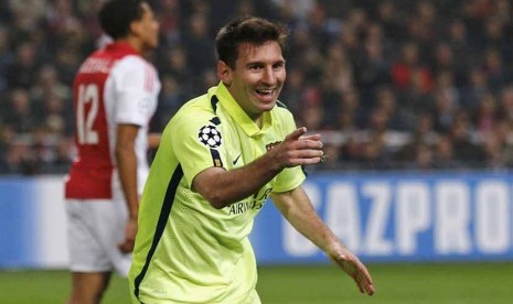 Striker Barcelona, Lionel Messi (kanan), melakukan selebrasi usai menjebol gawang Ajax Amsterdam di laga Grup F Liga Champions di Amsterdam Arena, Amsterdam, Kamis (6/11) dinihari WIB. 