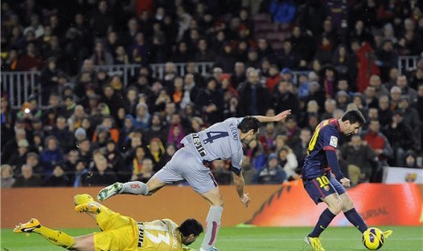 Striker Barcelona, Lionel Messi (kanan), melepaskan tembakan saat menjebol jala Osasuna di laga La Liga Spanyol di Camp Nou, Barcelona, Ahad (27/1). 