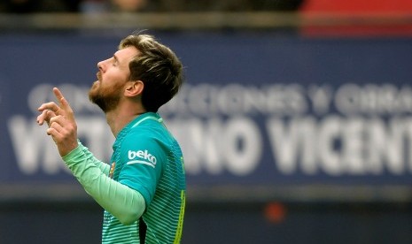 Striker Barcelona, Lionel Messi merayakan golnya ke gawang Osasuna pada laga La Liga di stadion El Sadar, Pamplona, Sabtu (10/12). Barca menang 3-0 pada laga ini.