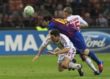 Striker Barcelona, Lionel Messi (tengah), berebut bola dengan gelandang AC Milan, Djamel Mesbah (kanan), dan bek Daniele Bonera di leg pertama babak perempat final Liga Champions di Stadion San Siro, Milan, Rabu (28/3). 