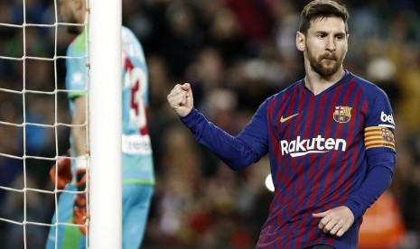 Striker Barcelona Lionel Messi usai mencetak gol kedua pada laga kontra Rayo Vallecano di Stadion Camp Nou,  Katalunya, Spanyol, Sabtu (9/3) waktu setempat.