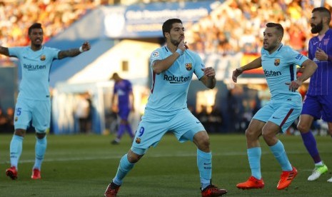 Striker Barcelona, Luis Suarez merayakan gol ke gawang Leganes pada laga La Liga di Stadion Municipal de Butarque, Sabtu (18/11). Barcelona menang 3-0. 