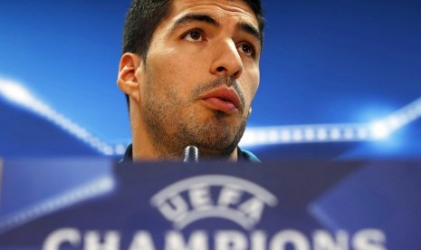 Striker Barcelona, Luis Suarez saat konferensi pers di Camp Nou, Selasa (7/3).