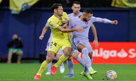 Striker Barcelona Memphis Depay (kanan) berduel dengan pemain Villarreal Alfonso Pedraza, saat kedua tim bentrok pada Ahad (28/11).