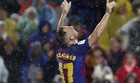 Striker Barcelona Paco Alcacer merayakan gol ke gawang Sevilla pada laga La Liga di Camp Nou, Ahad (5/11) dini hari WIB. 