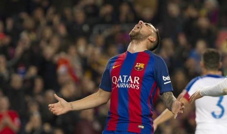 Striker Barcelona, Paco Alcacer, merayakan golnya saat menghadapi Hercules dalam laga Copa del Rey di Camp Nou, Barcelona, Rabu (21/12). 