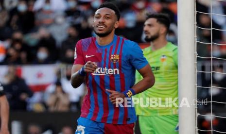  Striker Barcelona Pierre-Emerick Aubameyang merayakan setelah mencetak gol 0-3 saat sepak bola LaLiga Spanyol antara Valencia CF dan FC Barcelona di stadion Mestalla di Valencia, Spanyol timur,  Senin (21/2/2022) dini hari WIB.