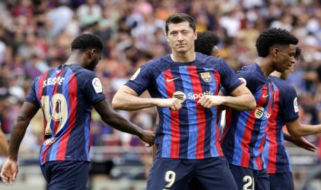 Striker Barcelona, Robert Lewandowski, melakukan selebrasi usai menjebol gawang lawan.