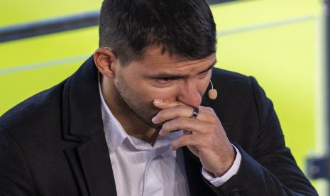 Striker Barcelona Sergio Aguero menangis saat konferensi pers di stadion Camp Nou di Barcelona, ??Spanyol, Rabu, 15 Desember 2021. Sergio Aguero telah mengumumkan pengunduran dirinya dari sepak bola pada hari Rabu karena penyakit jantung.