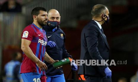  Striker Barcelona Sergio Aguero (kiri) meninggalkan lapangan usai mengeluhkan nyeri dada dalam pertandingan lanjutan La Liga Spanyol melawan Alaves, Sabtu (30/10).