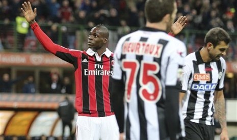 Striker baru AC Milan Mario Balotelli mencetak gol debutnya melawan Udinese, Senin (4/2) dini hari.