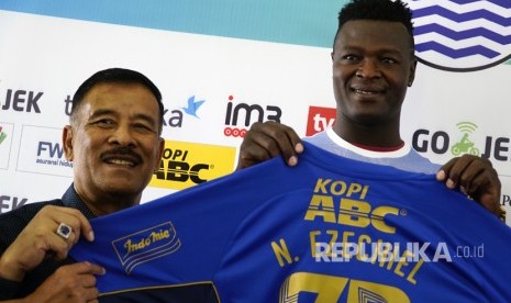 Striker baru Persib Bandung, Ezechiel N'Douassel (kanan) berfoto bersama manajer Persib Bandung Umuh Muchtar (kiri) di Graha Persib, Bandung, Jawa Barat, Selasa (8/8).