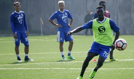 Striker baru Persib Bandung Ezechiel N'Douassel (kanan) berlatih bersama para pemain Persib lainnya di lapangan Lodaya Bandung, Jawa Barat, Kamis (10/8).