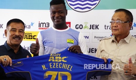 Striker baru Persib Bandung, Ezechiel N'Douassel (tengah) berfoto bersama manajer Persib Bandung Umuh Muchtar (kiri) dan Komisaris Utama PT. PBB Zainuri Hasyim (kanan) di Graha Persib, Bandung, Jawa Barat, Selasa (8/8).