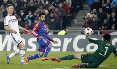 Striker Basel, Mohamed Salah, saat menjebol gawang Chelsea yang dikawal Petr Cech.