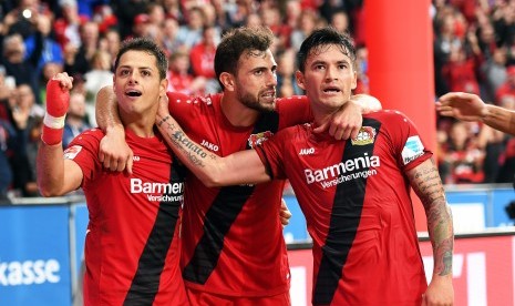 Striker Bayer Leverkusen, Javier Hernandez (kiri) merayakan golnya ke gawang Borussia Dortmund pada laga Bundesliga, Sabtu (1/10). Pada laga di Bay Area itu, Leverkusen menang 2-0.