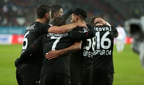 Striker Bayer Leverkusen, Javier Hernandez merayakan gol timnya pada laga Bundesliga lawan Augsburg, Jumat (19/2). Leverkusen menang 3-1.