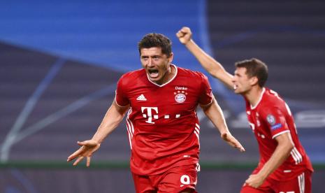 Striker Bayern Muenchen, Robert  Lewandowski (kiri), melakukan selebrasi usai menggetarkan jala Olympique Lyon di laga  semifinal Liga Champions di Stadion Jose Alvalade, Lisbon, Portugal, pada Rabu (19/8).