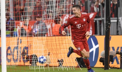 Striker Bayern Muenchen, Robert Lewandowski, menjebol gawang AEK Athena dalam laga Grup E Liga Champions di Muenchen, Jerman, Rabu (7/11). 