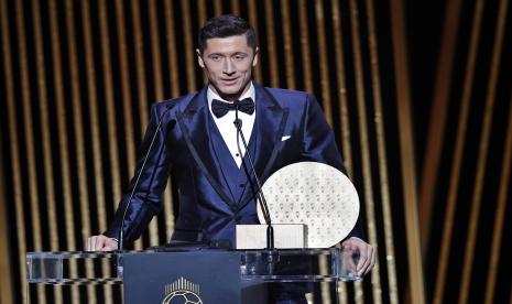 Striker Bayern Munich Robert Lewandowski berbicara kepada hadirin setelah menerima penghargaan Striker of the Year 2021 selama upacara Ballon d'Or 2021 di Paris, Prancis.