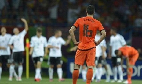 Striker Belanda, Robin van Persie menyaksikan selebrasi gol para pemain Jerman. Belanda menyerah 1-2 di tangan Jerman dalam laga kedua babak penyisihan Grup B Piala Eropa, Kamis (14/6) dini hari WIB. Kekalahan itu membuat posisi Belanda di ujung tanduk.