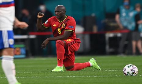 Striker Belgia, Romelu Lukaku berlutut sebelum laga kualifikasi Grup B Piala Eropa 2020 melawan Rusia di Zenit Arena, Saint Petersburg, Ahad (13/6) dini hari WIB. Belgia unggul 2-0 pada babak pertama.