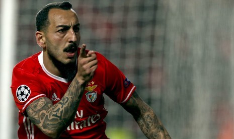 Striker Benfica, Kostas Mitroglu merayakan gol ke gawang Borussia Dortmund pada babak perdelapan final Liga Champions di stadion Da Luz, Rabu (15/2) dini hari WIB. Benfica menang 1-0.