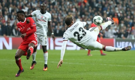 Striker Besiktas, Cenk Tosun mencetak gol ke gawang Benfica pada laga Liga Champions di Istanbul, Turki, Kamis (24/11) dini hari WIB. Laga berkahir imbang 3-3.