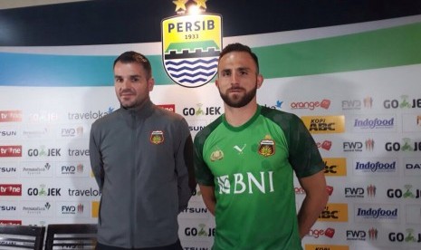 Striker Bhayangkara FC, Ilija Spasojevic (kanan) dan pelatih Simon McMenemy.