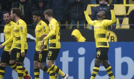 Striker Borussia Dortmund, Michi Batshuayi (kanan) merayakan golnya ke gawang Hannover 86 pada laga Bundesliga di Signal Iduna Park, Ahad (18/3).