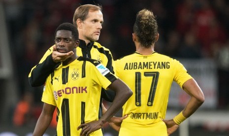 Striker Borussia Dortmund, Ousmane Dembele (kiri) bersama pelatih, Thomas Tuchel dan Pierre-Emerick Aubameyang (kanan) seusai laga Bundesliga lawan Bayer Leverkusen, Sabtu (1/10). Dembele tengah diincar Barcelona.