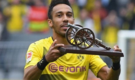 Striker Borussia Dortmund, Pierre Emerick Aubameyang mengangkat trofi sebagai pencetak gol terbanyak Bundesliga musim 2016/2017.