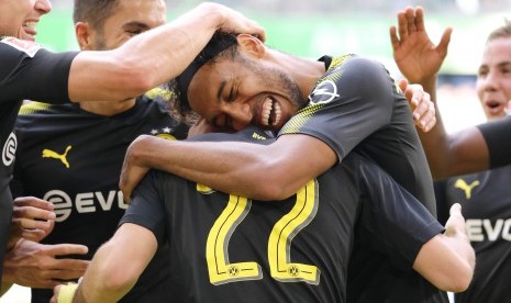 Striker Borussia Dortmund, Pierre-Emerick Aubameyang (tengah) merayakan gol ke gawang Vfl Wolfsburg pada laga Bundesliga di Volkswagen Arena, Sabtu (19/8). Dortmund menang 3-0.