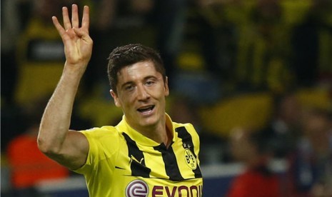 Striker Borussia Dortmund, Robert Lewandowski, melakukan selebrasi 'empat jari' usai mencetak gol keempatnya ke jala Real Madrid di leg pertama babak semifinal Liga Champions di BVB Stadium, Dortmund, Rabu (24/4). 