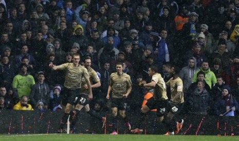 Striker Bradford City James Hanson merayakan golnya ke gawang Aston Villa pada laga semi final leg kedua Piala Liga Inggris, Rabu (23/1) dini hari. Bradford menang agregat 4-3 dan lolos ke final pertama kalinya sepanjang sejarah.