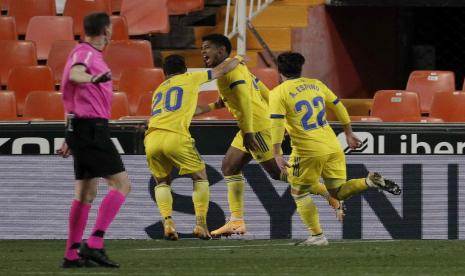 Striker Cadiz, Anthony Lozano (tengah), melakukan selebrasi usai menjebol gawang Valencia di laga La Liga Spanyol di Stadion Ciutat de Valencia, Valencia, Senin (4/1).