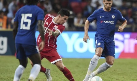 Striker Chelsea, Alvaro Morata (kanan) saat berlaga lawan Bayern Muenchen pada laga International Champions Cup 2017 di Singapura, Selasa (25/7).